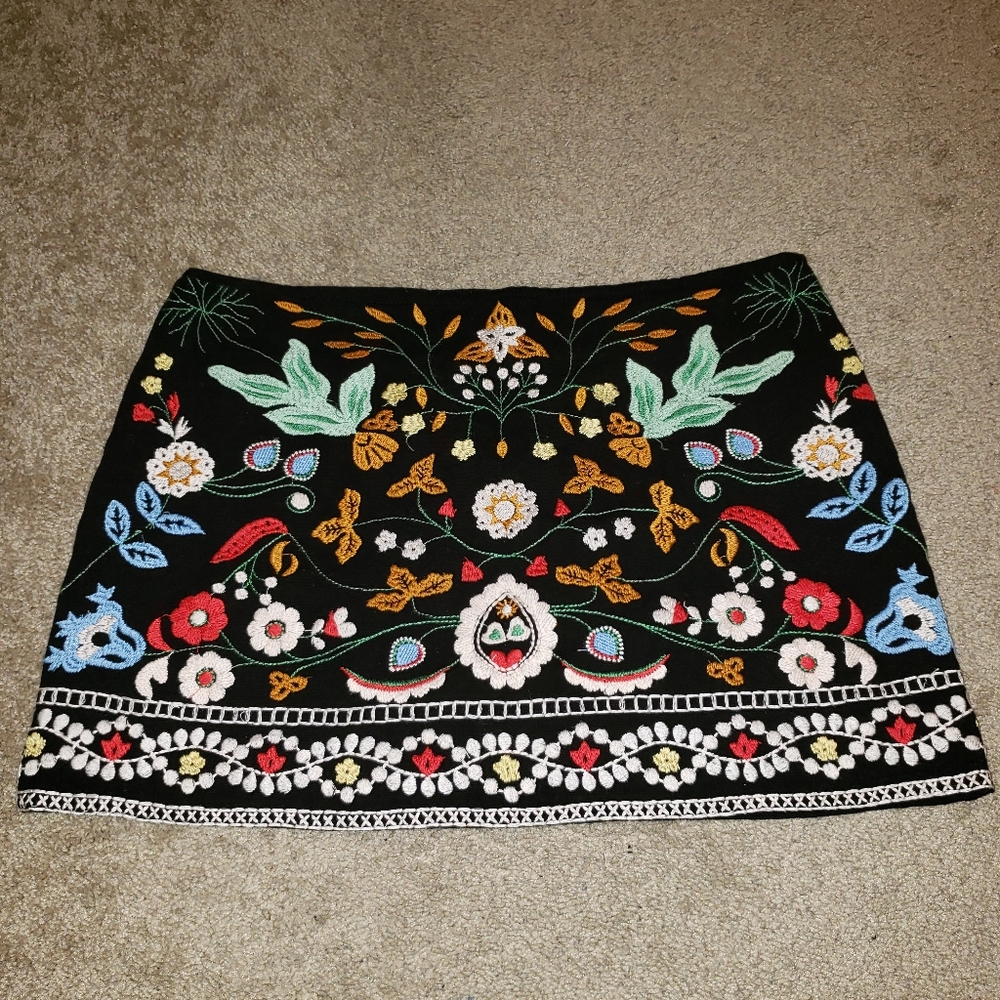 Zara embroidered skirt - Picture 2 of 4